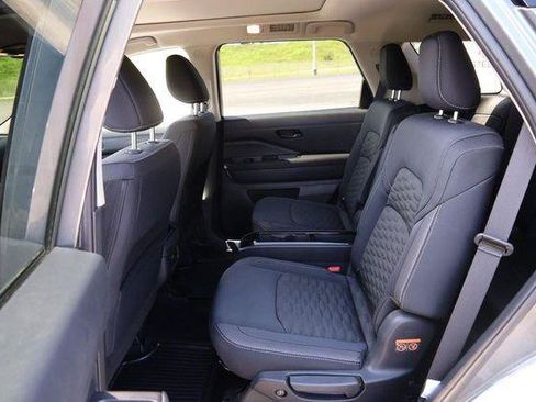 Used 2025 Nissan Pathfinder SV w/ SV Premium Package FWD image 11