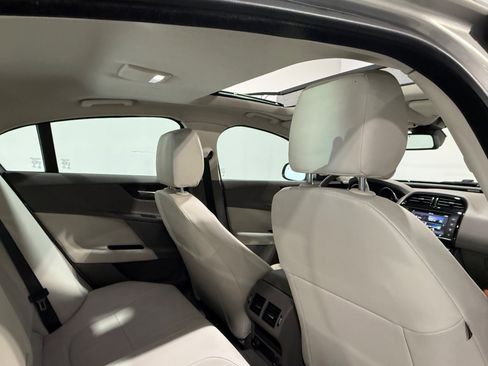 Used 2017 Jaguar XE Premium image 35