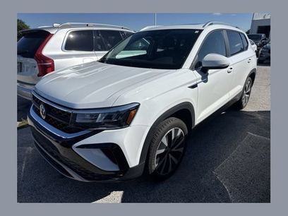 Used 2023 Volkswagen Taos SE w/ Panoramic Sunroof Package