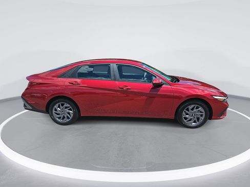 Certified 2024 Hyundai Elantra Blue FWD image 4