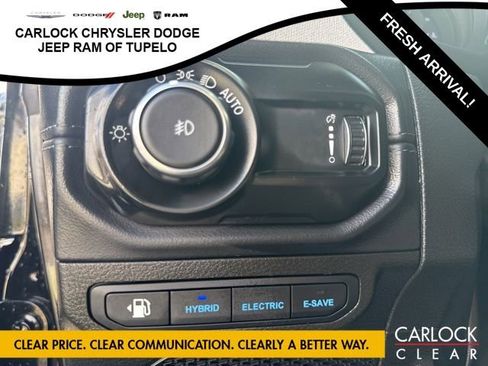 Used 2025 Jeep Wrangler Sahara image 13