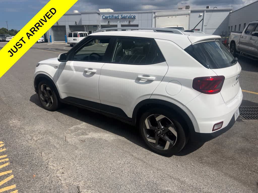Used 2023 Hyundai Venue SEL FWD image 3