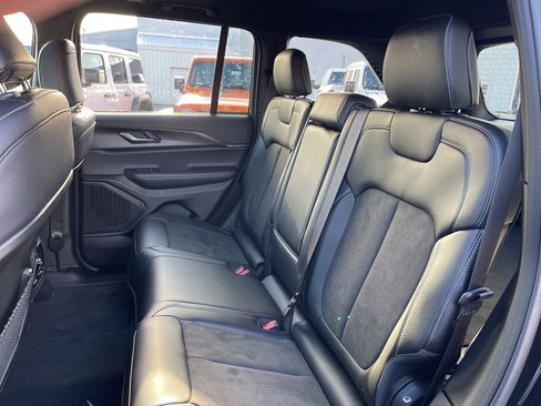 New 2025 Jeep Grand Cherokee Altitude image 17