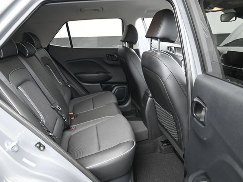 Used 2023 Hyundai Venue Limited FWD image 17