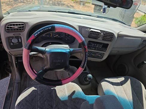Used 2001 GMC Sonoma SLS w/ Super Spec Pkg 2 RWD image 3