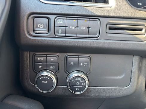 Used 2024 GMC Yukon SLT AWD/4WD image 17