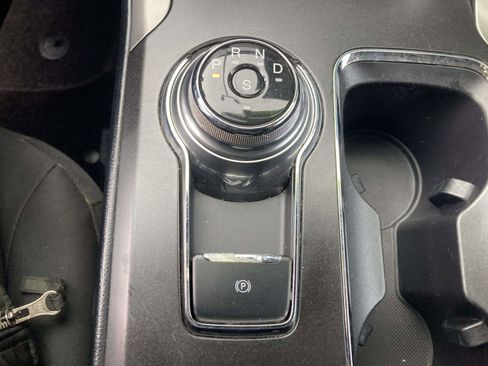 Used 2017 Ford Fusion SE w/ Fusion SE Technology Package image 23