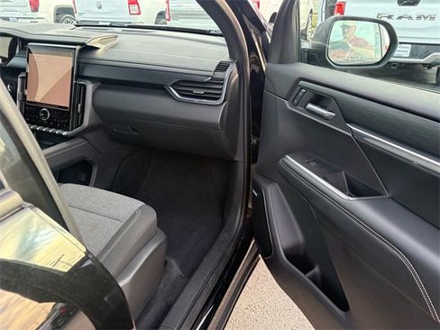 Used 2025 GMC Acadia Elevation image 25