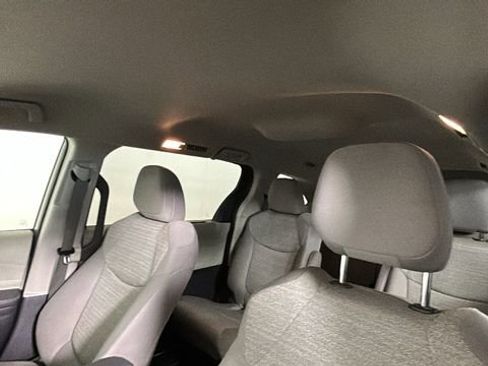 Used 2021 Toyota Sienna LE FWD image 13