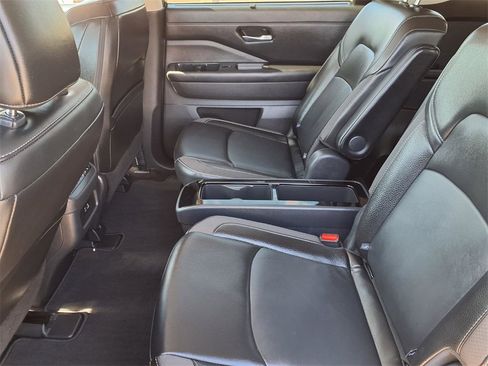 Used 2024 Nissan Pathfinder SL w/ SL Premium Package image 11
