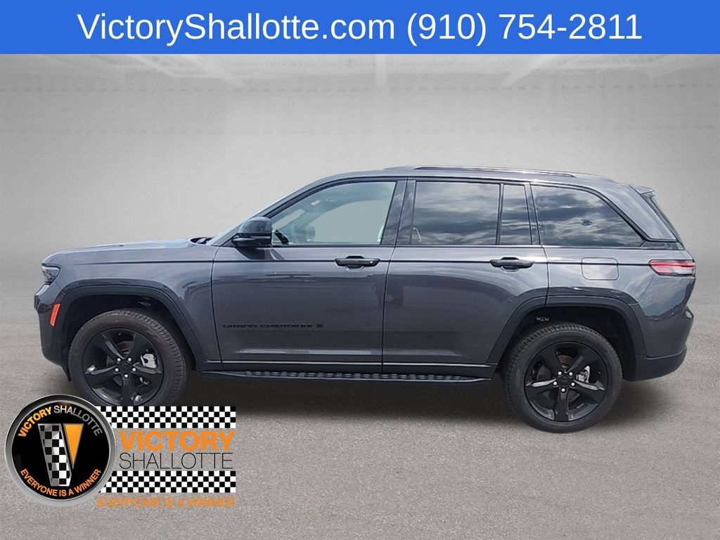 Used 2025 Jeep Grand Cherokee Limited w/ Luxury Tech Group II AWD/4WD image 17