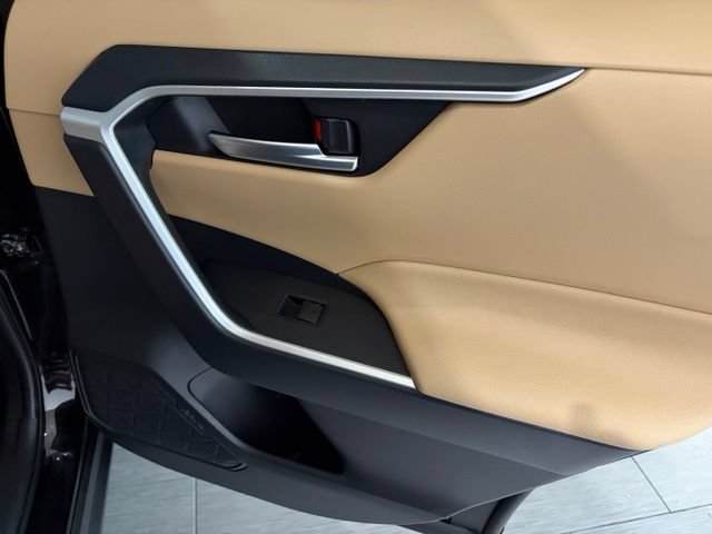 Used 2020 Toyota RAV4 XLE w/ Convenience Package AWD/4WD image 12