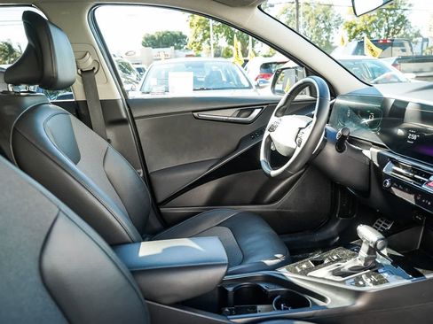 Used 2024 Kia Niro EX Touring image 16