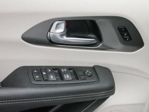 Used 2024 Chrysler Pacifica Touring-L image 19