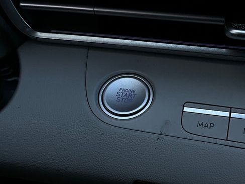 Used 2025 Hyundai Elantra Limited image 31