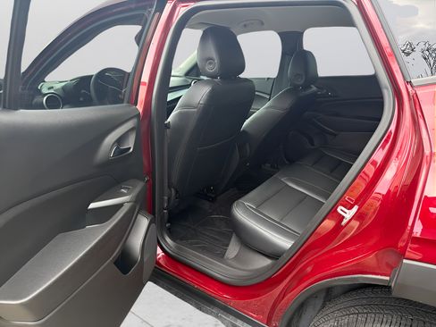 Used 2025 Chevrolet Trax LS FWD image 19