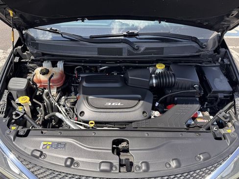 Used 2017 Chrysler Pacifica Limited FWD image 11