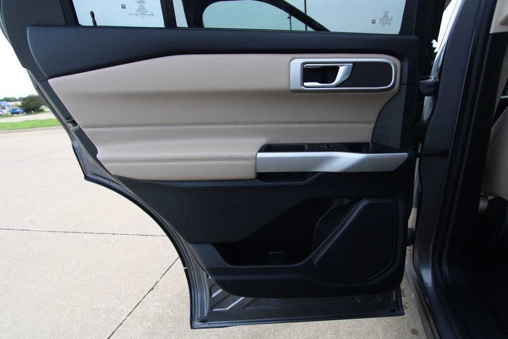 Used 2022 Ford Explorer XLT w/ Equipment Group 202A AWD/4WD image 39