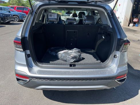 New 2025 Volkswagen Taos SE image 12