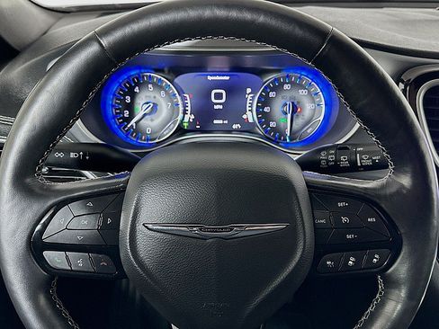 Used 2021 Chrysler Pacifica Touring-L w/ Uconnect Theater Family Group AWD/4WD image 12