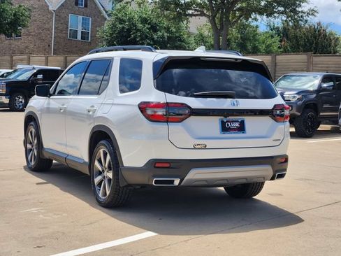 Used 2025 Honda Pilot Touring image 3