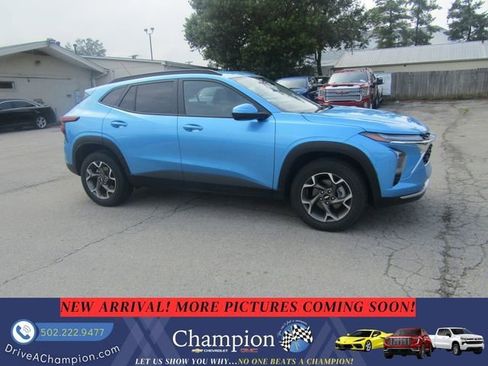 Used 2025 Chevrolet Trax LT FWD image 3