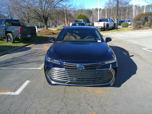 Used 2022 Toyota Avalon Limited image 3