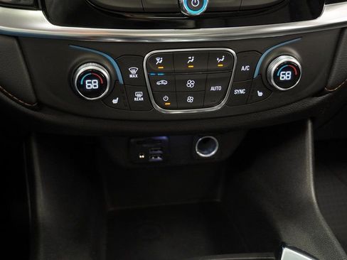 Used 2021 Chevrolet Traverse LT w/ LT Premium Package image 37