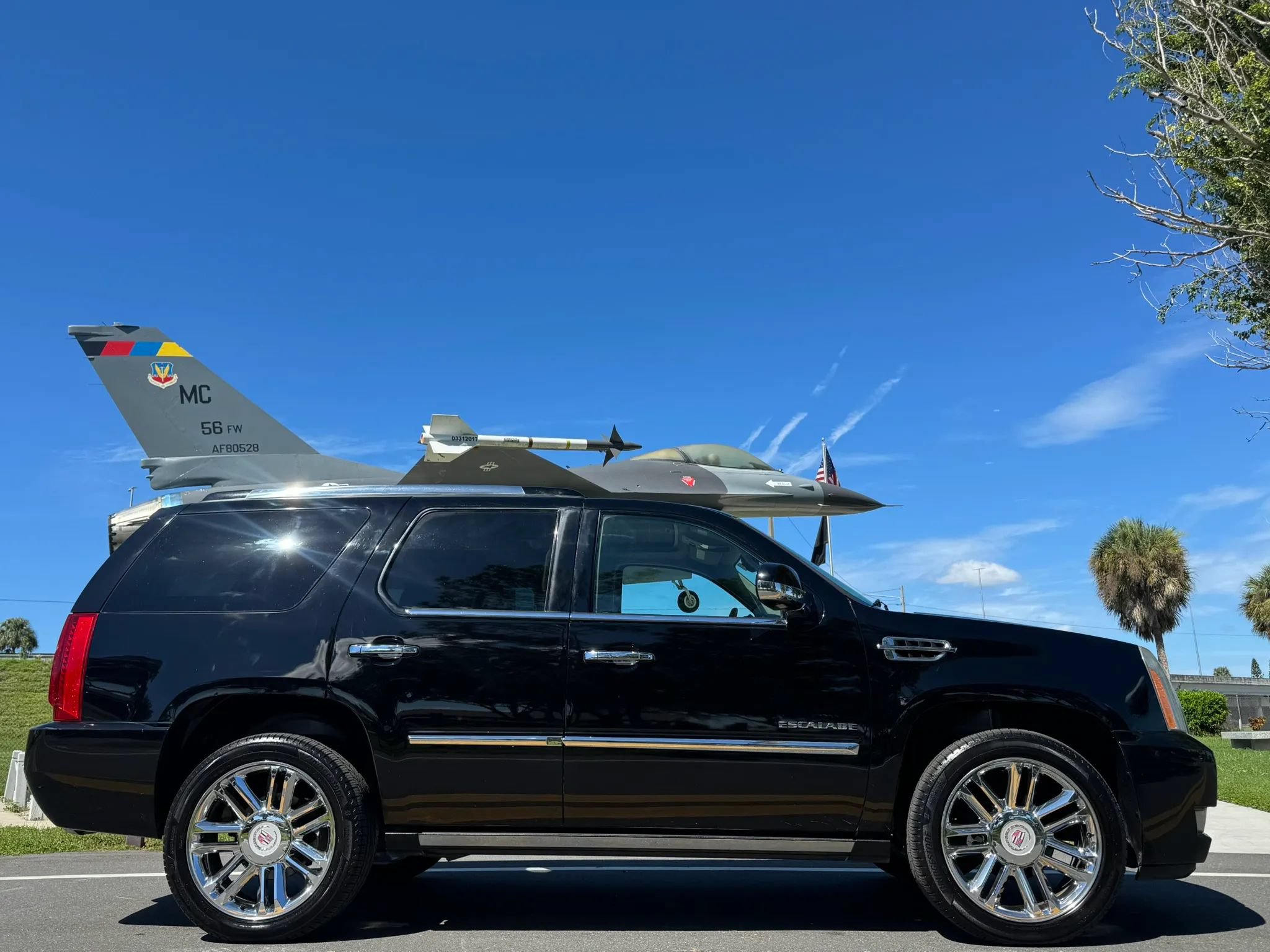 Used 2012 Cadillac Escalade Platinum RWD image 1