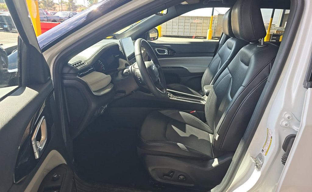Used 2025 Jeep Compass Limited AWD/4WD image 7