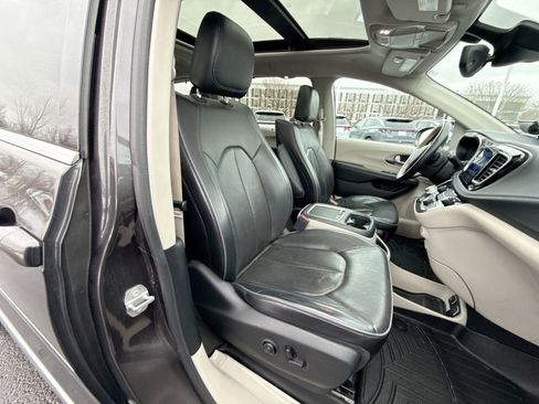 Used 2017 Chrysler Pacifica Limited image 28