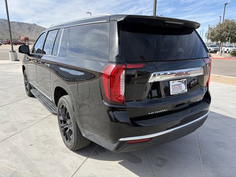 Used 2022 GMC Yukon XL SLT w/ SLT Premium Package image 3