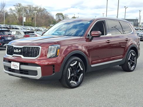 Used 2023 Kia Telluride EX w/ EX Captain's Chair Package image 3
