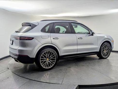 Used 2022 Porsche Cayenne w/ Premium Package image 7