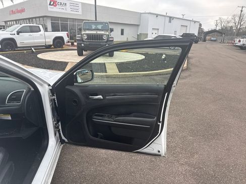 Used 2019 Chrysler 300 Touring L w/ Quick Order Package 22F image 17
