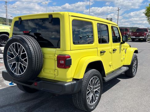 Used 2023 Jeep Wrangler Unlimited Sahara w/ Cold Weather Group AWD/4WD image 5