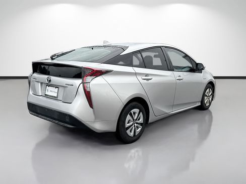 Used 2016 Toyota Prius Four FWD image 3