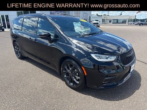 Used 2025 Chrysler Pacifica Limited FWD image 2