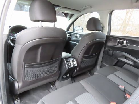 Used 2022 Kia Sorento LX image 19