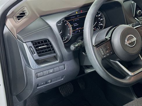 Used 2023 Nissan Rogue SV image 17