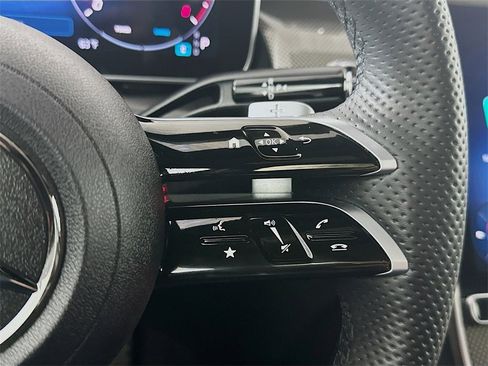 Used 2025 Mercedes-Benz GLC 300 4MATIC image 26