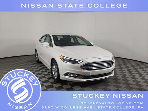Used 2017 Ford Fusion SE w/ Fusion SE Technology Package image 1