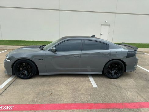 Used 2017 Dodge Charger R/T RWD image 2