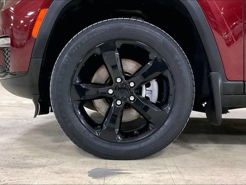 Used 2023 Jeep Grand Cherokee L Limited w/ Black Appearance Package AWD/4WD image 9
