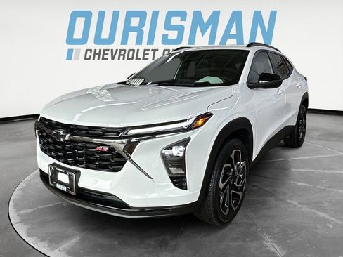 Certified 2025 Chevrolet Trax RS w/ Sunroof Package FWD image 2
