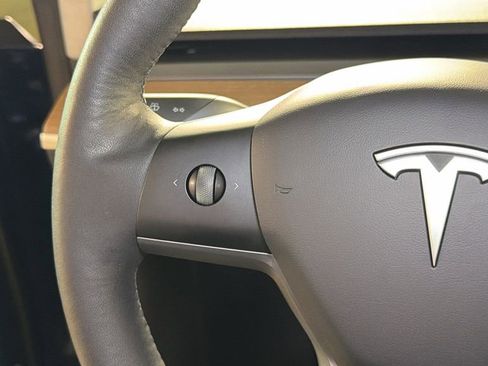 Used 2021 Tesla Model Y Standard Range image 35