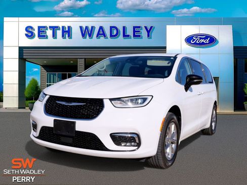 Used 2024 Chrysler Pacifica Touring-L image 6