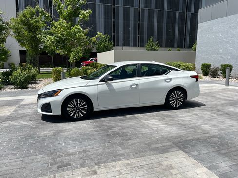 Used 2025 Nissan Altima 2.5 SV FWD image 2