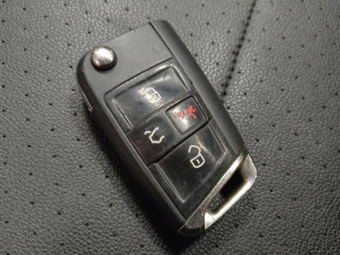 Used 2020 Volkswagen Tiguan SE image 32