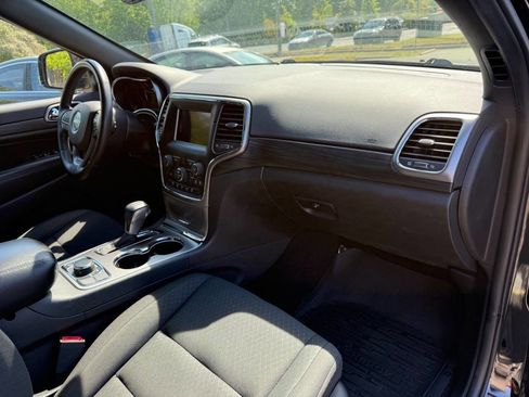 Used 2019 Jeep Grand Cherokee Laredo image 12